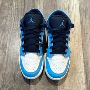 Jordan1 low UNC Kids Sneakers in Blue and White
